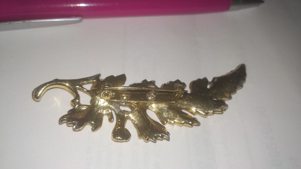 старая брошь лист золотистый металл есть потемнения крупная