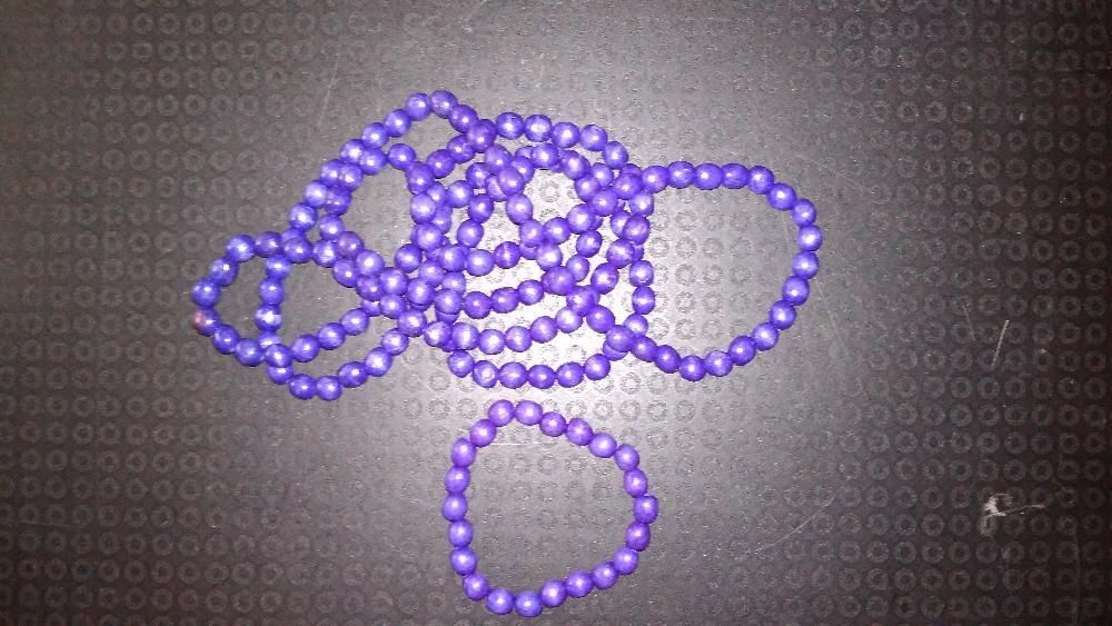 Korale z bransoletką w kolorze fioletowym, na gumce