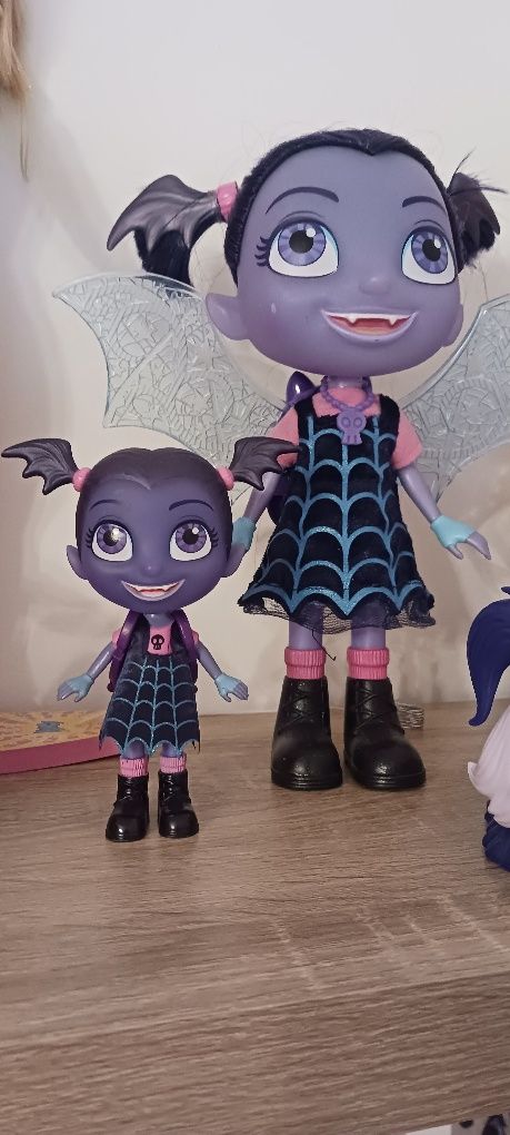 Boneca vampirinha grande com cao  e pequenina
