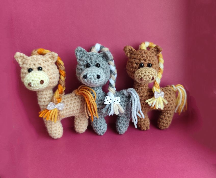 Вязаная игрушка лошадка, сувенир лошадь, символ 2026