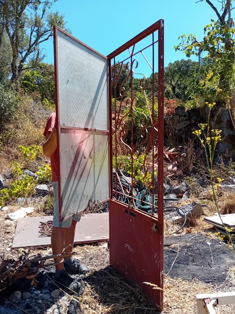 Portas em ferro com postigo para vidro