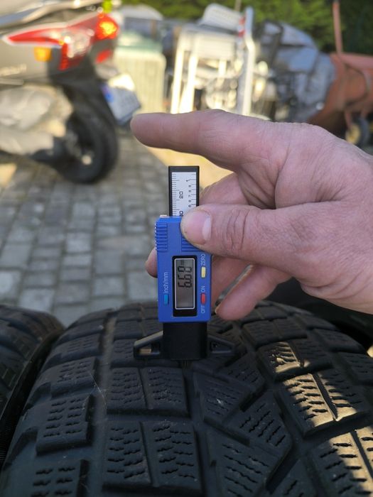 Opony zimowe Firemax 235/50/19