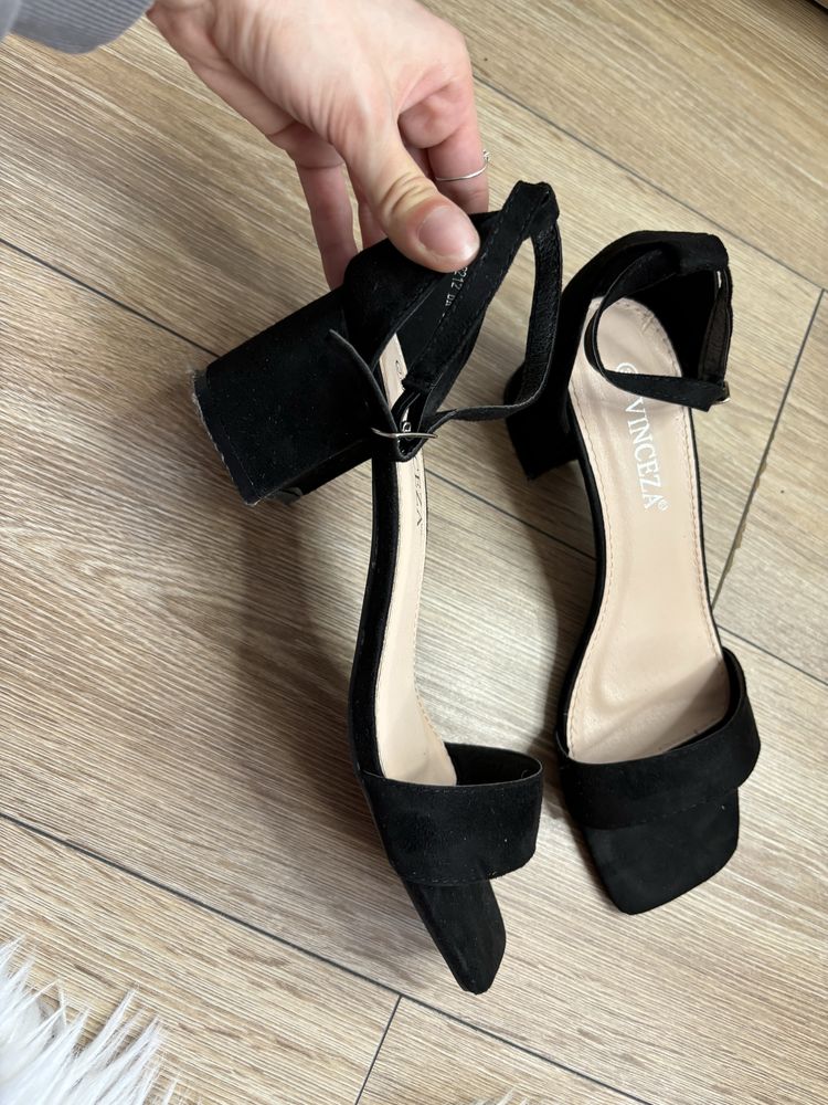 Buty na klocku obcasy vinceza czarne sandałki 38 K