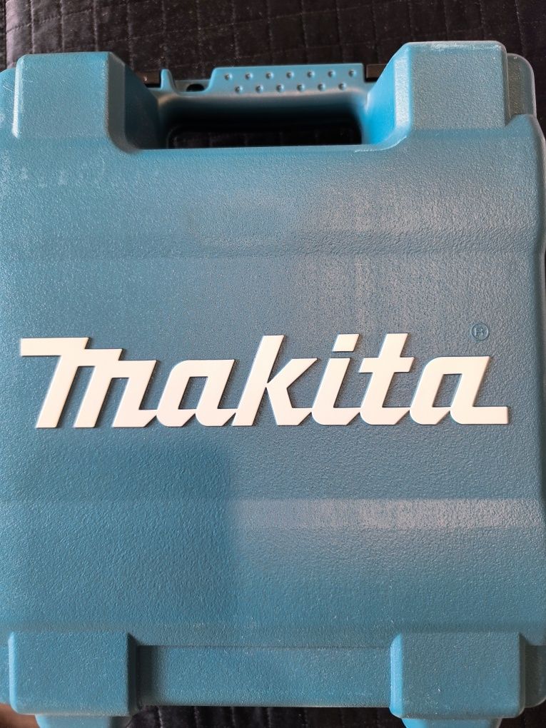 Aparafusadeira Makita 18v  com 2 baterias 2ah