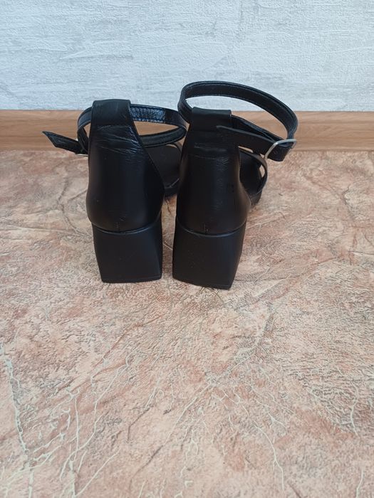 Жіночі шкіряні босоніжки