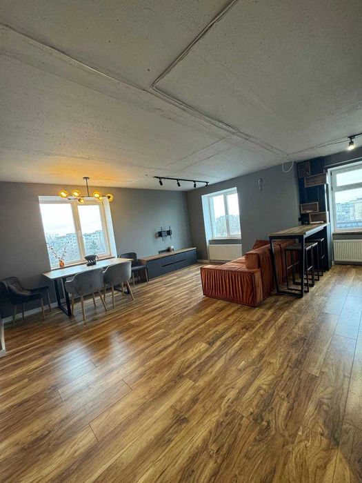 Дворівнева квартира з сучасним ремонтом, Виставка