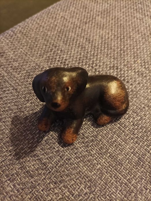 Porcelanowa figurka leżący pies