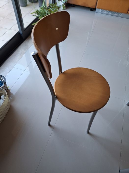 Mesa em vidro mais bancos e cadeiras