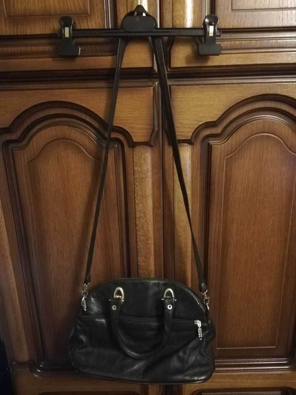 Elegancka, czarna skórzana damska torebka.