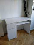 biurko białe ikea malm z szufladami i polka na klawiature