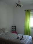 candeeiros, cortinado e cadeira