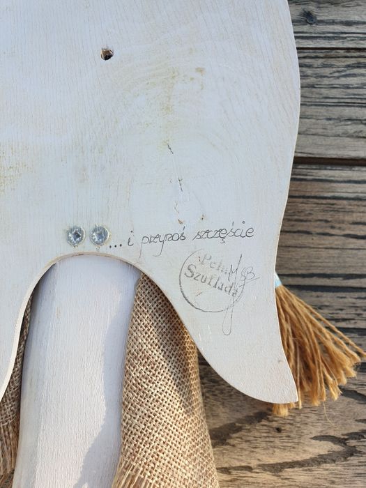 Drewniany anioł przynoszący szczęście