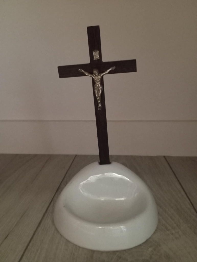 Krzyżyk z kropielnicą