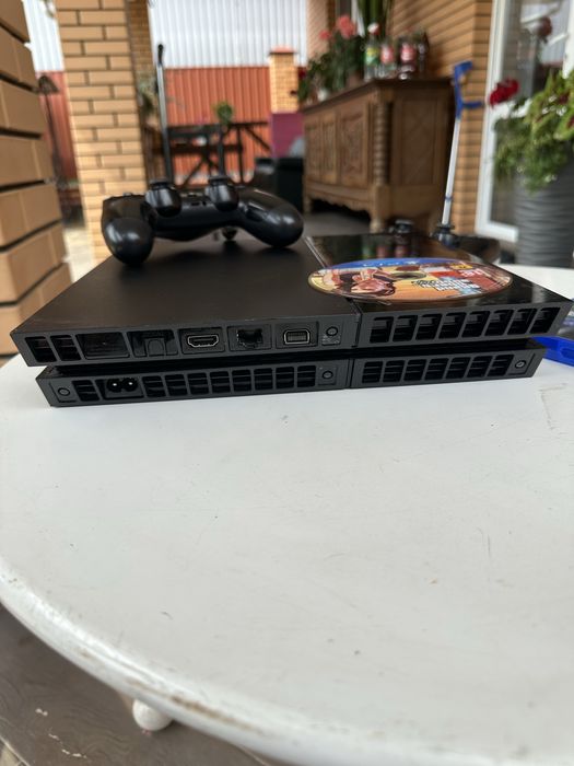 продаю PS 4 в гарному стані