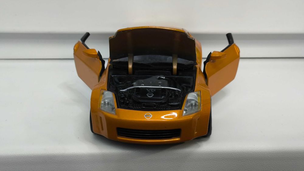 Модель, машинка Nissan 350Z 1.24 Maisto