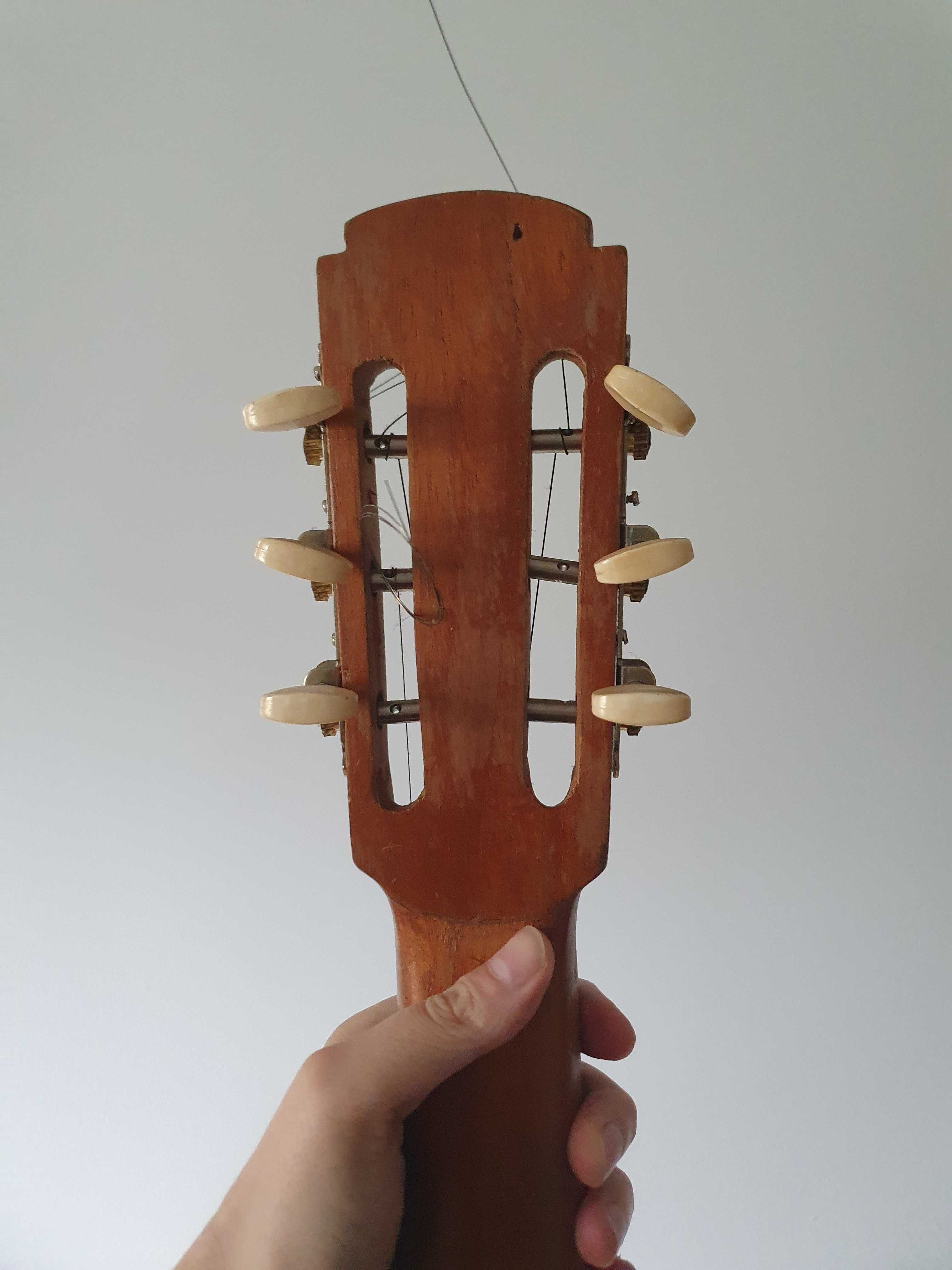 Stara gitara klasyczna - uszkodzona
