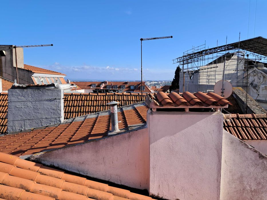 Sotão(quarto num T-2) acolhedor.MetroChiado. Centro Lisboa.Ler texto.