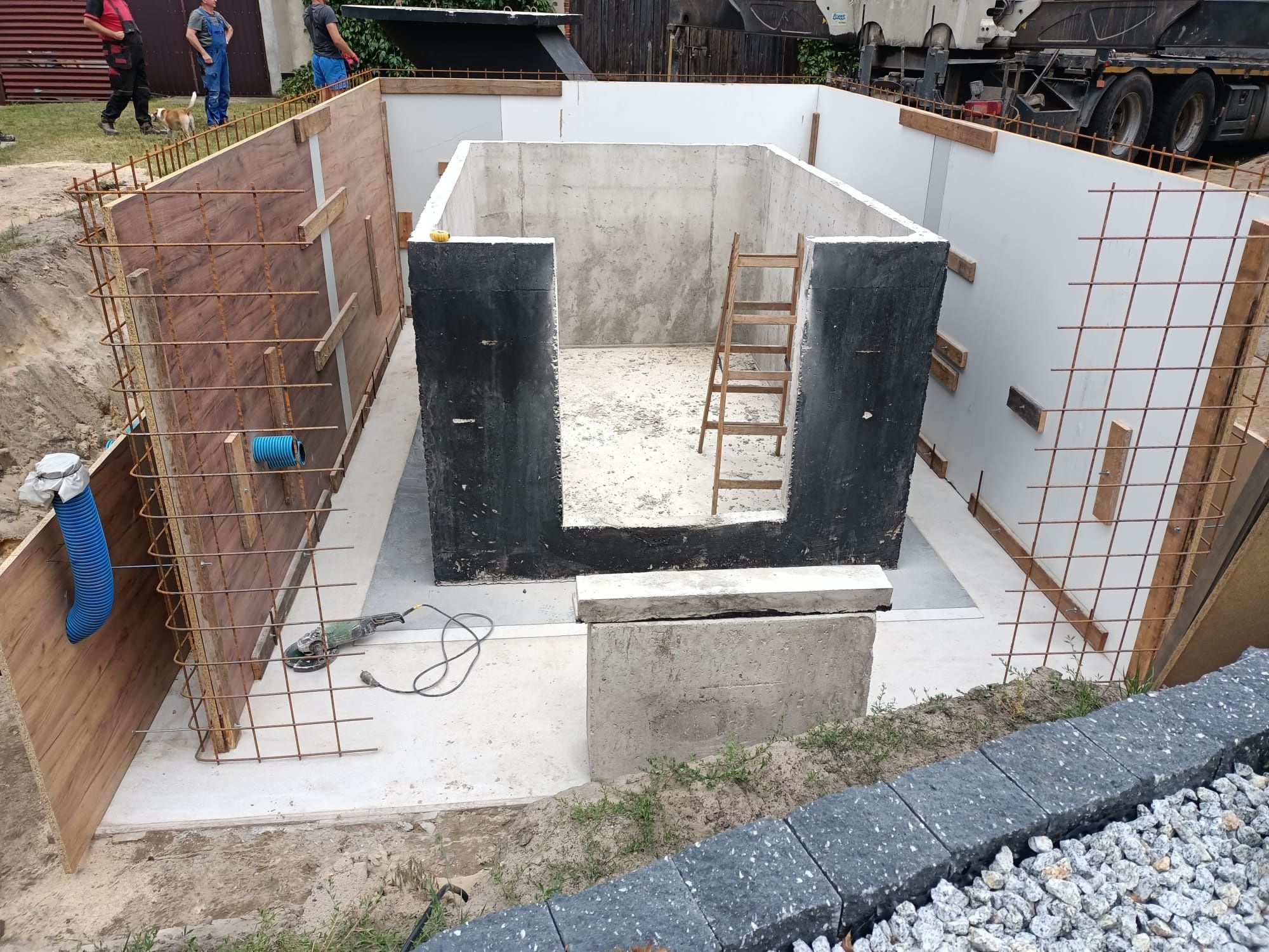 Piwnica betonowa ziemianka ogrodowa B30W8 solidna schody wentylacja