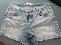 Krotkie spodenki jeansowe