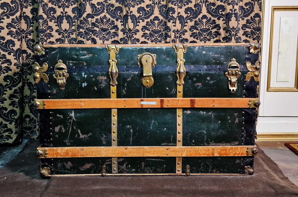 Antyczny kufer podróżny z okuciami, sygnowany