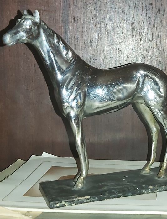 Cavalo em estanho muito antigo estátua