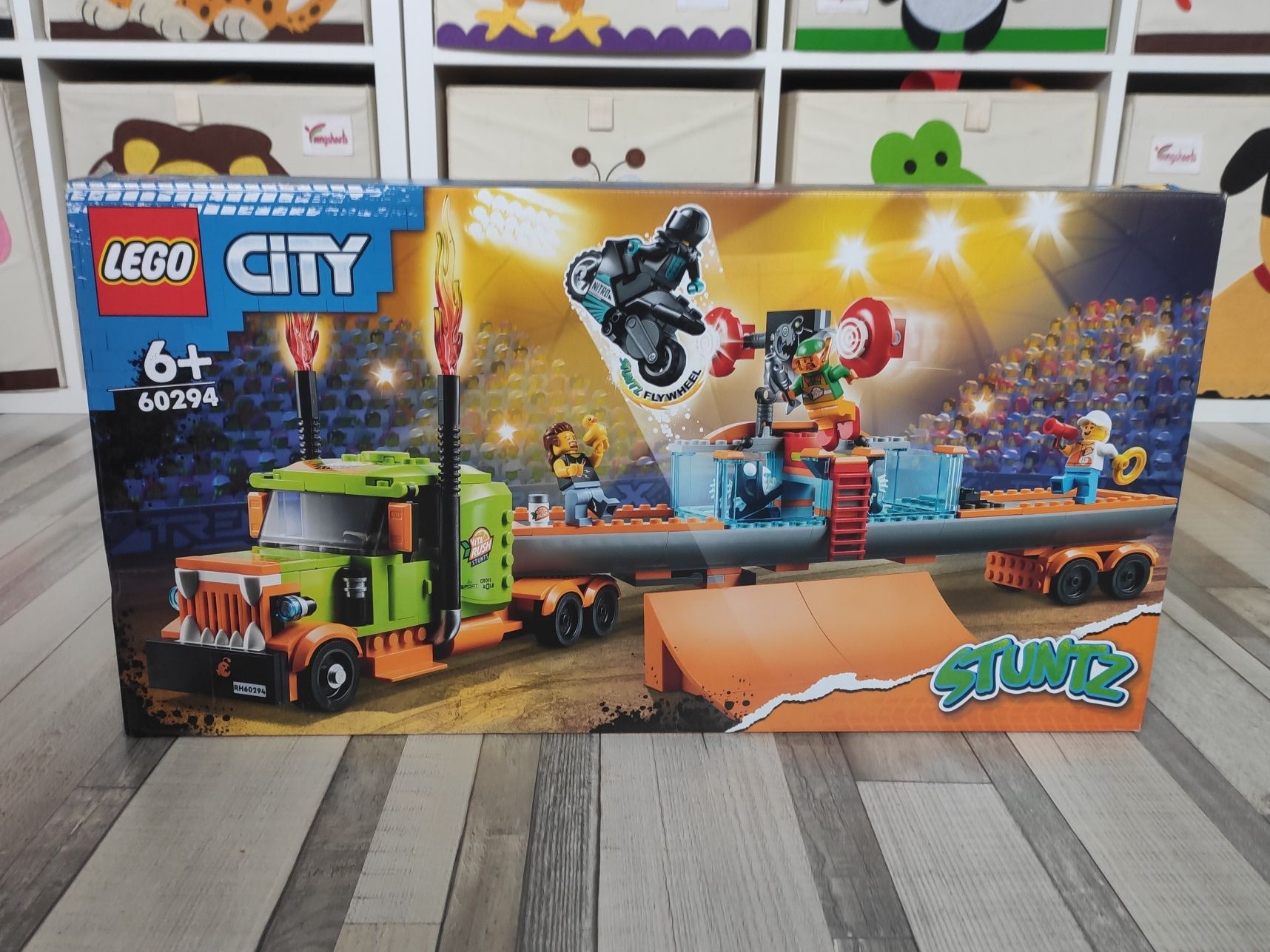 Pusty karton LEGO City 60294 ciężarówka kaskaderska