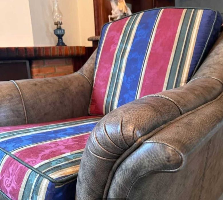 Sofas novos em pele e tecido
