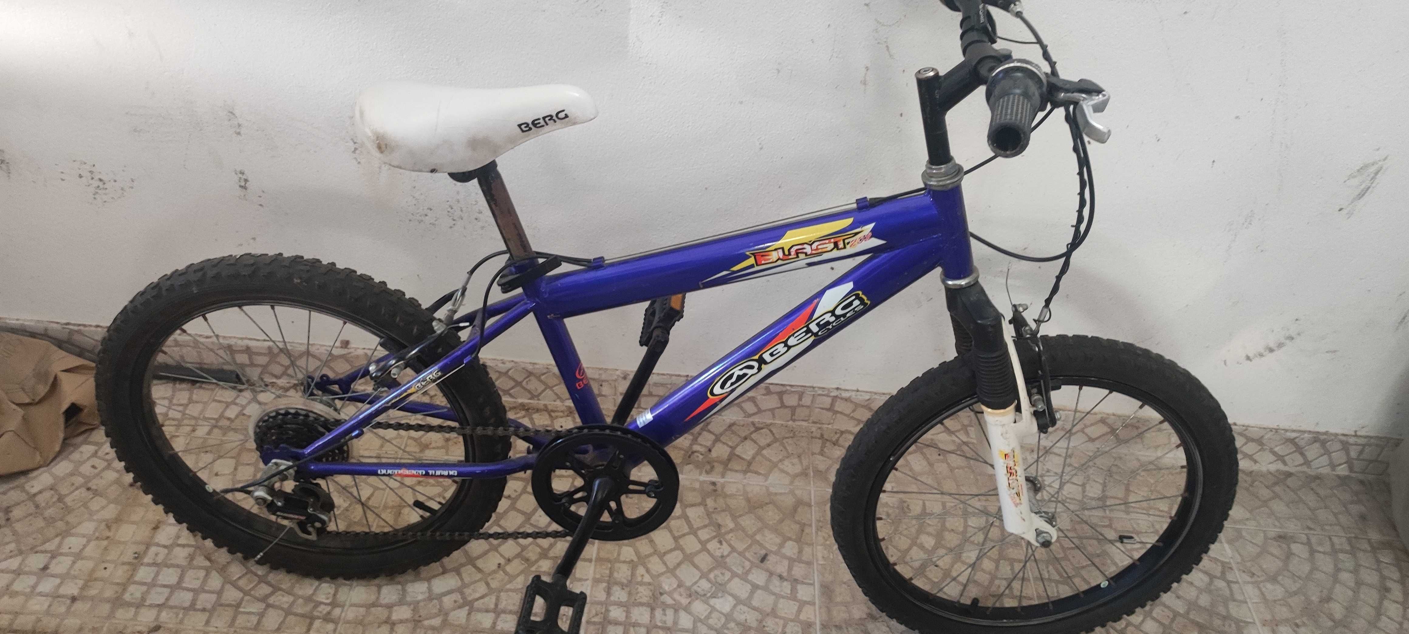 Bicicleta em bom estado.  Roda 20 e mudanças