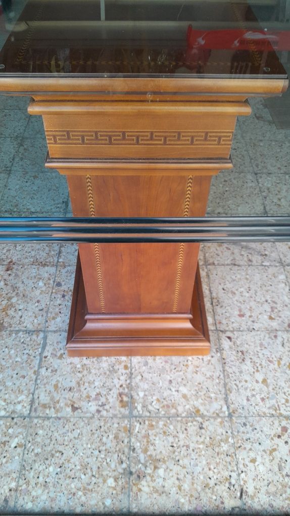 Mesa com tampo em vidro