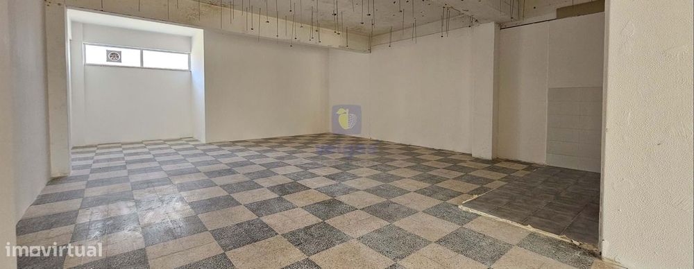 Loja para arrendamento em Alverca (Sobralinho), com 104 m² e boa lumin