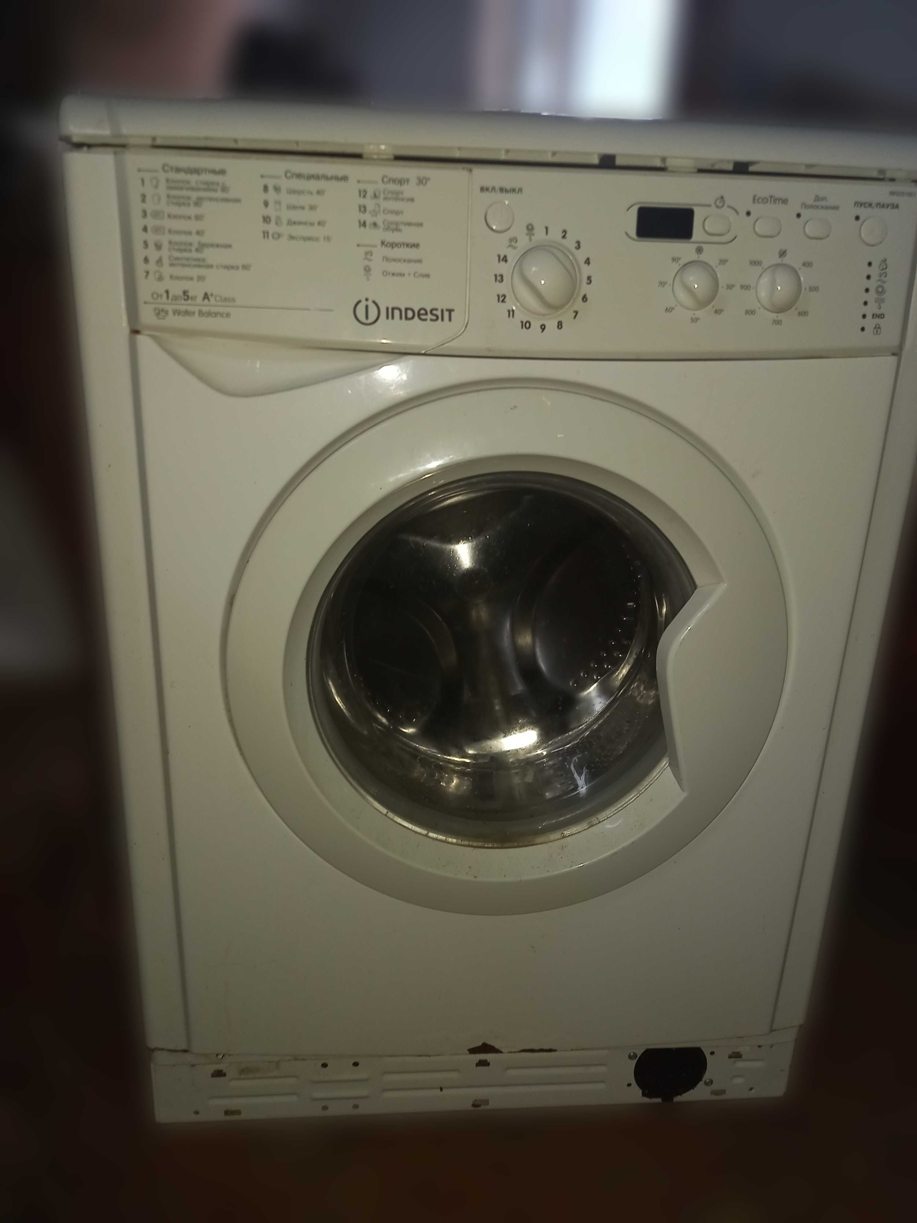 стиральная машинка indesit IWSD 51051 в рабочем состояние