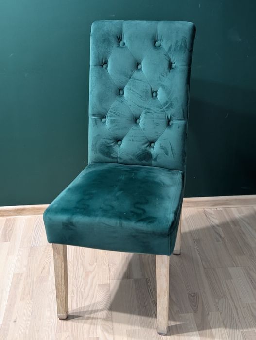 Krzesła zielone welurowe, drewniane nogi