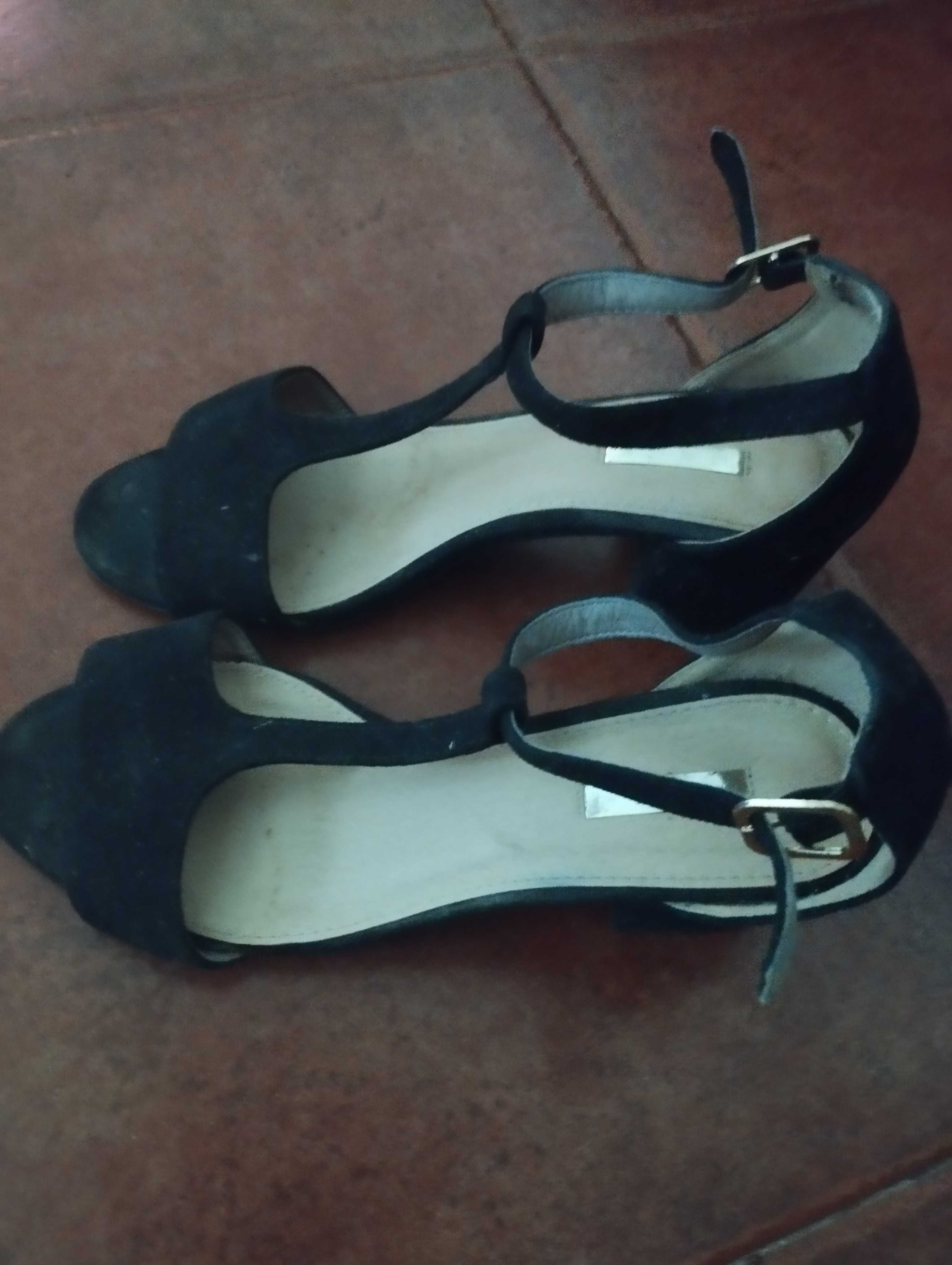 Sapatos pretos mulher