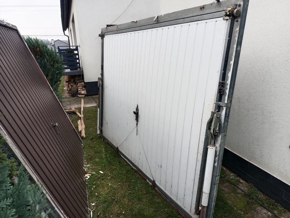Brama garażowa w dobrym stanie