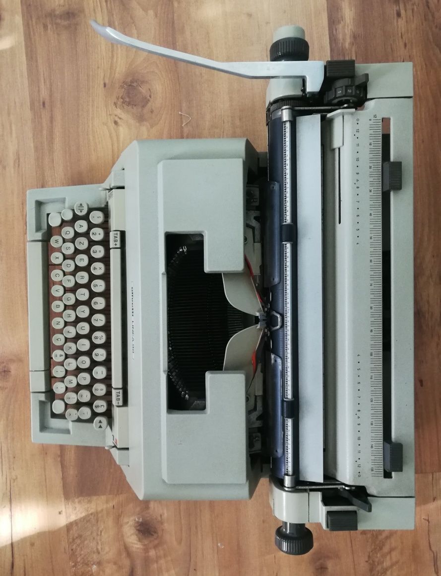 Máquina de escrever Olivetti Linea 98