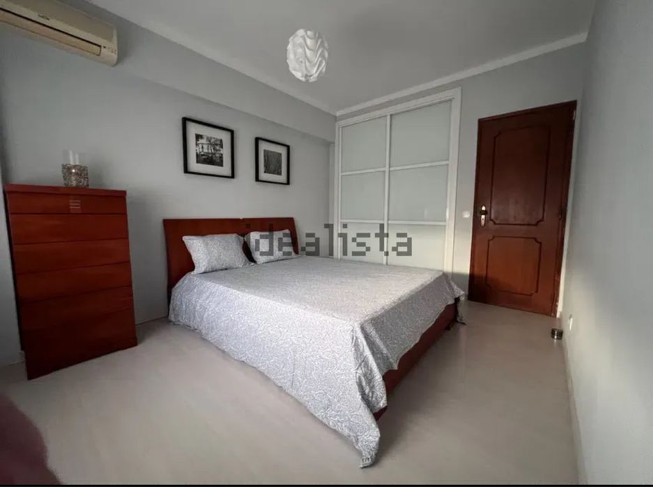 Cama de casal e camiseiro