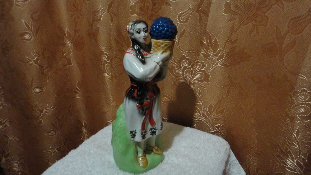 Штоф Українка із під горілки. В гарному стані.