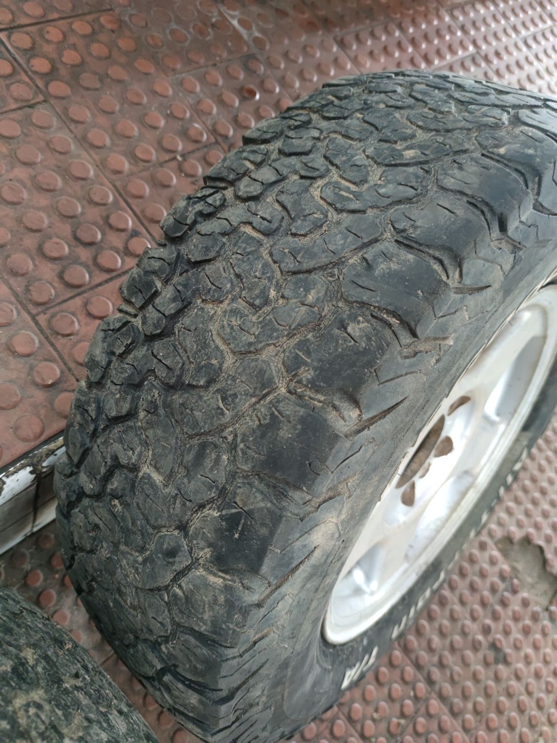Vendo 4 jantes com pneus 245/70 R16