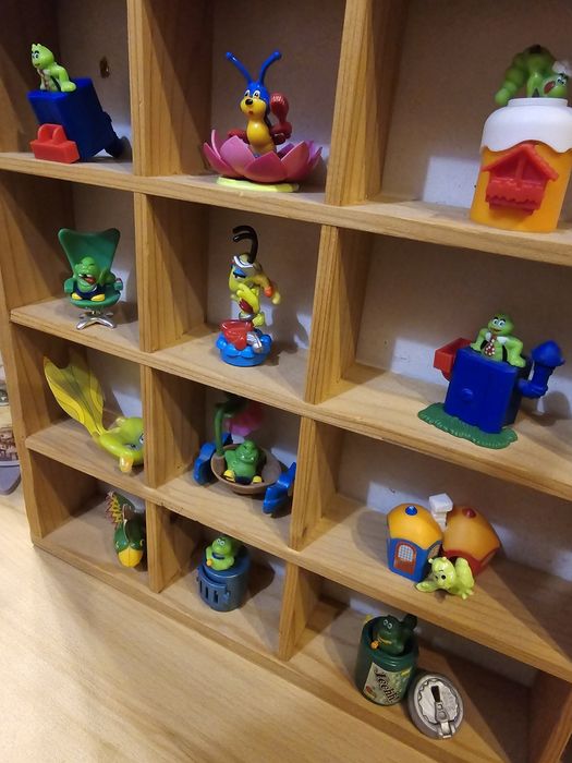 Półka z Kinder niespodziankami 2 szt duszki, robaczki, smoki