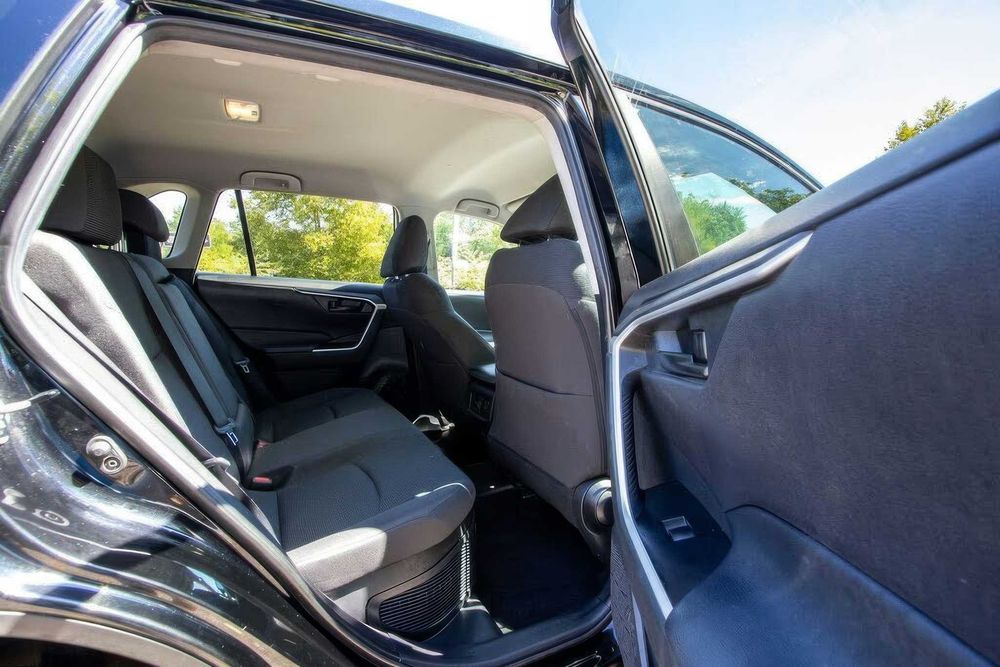 Toyota RAV4 Hybrid LE      2021