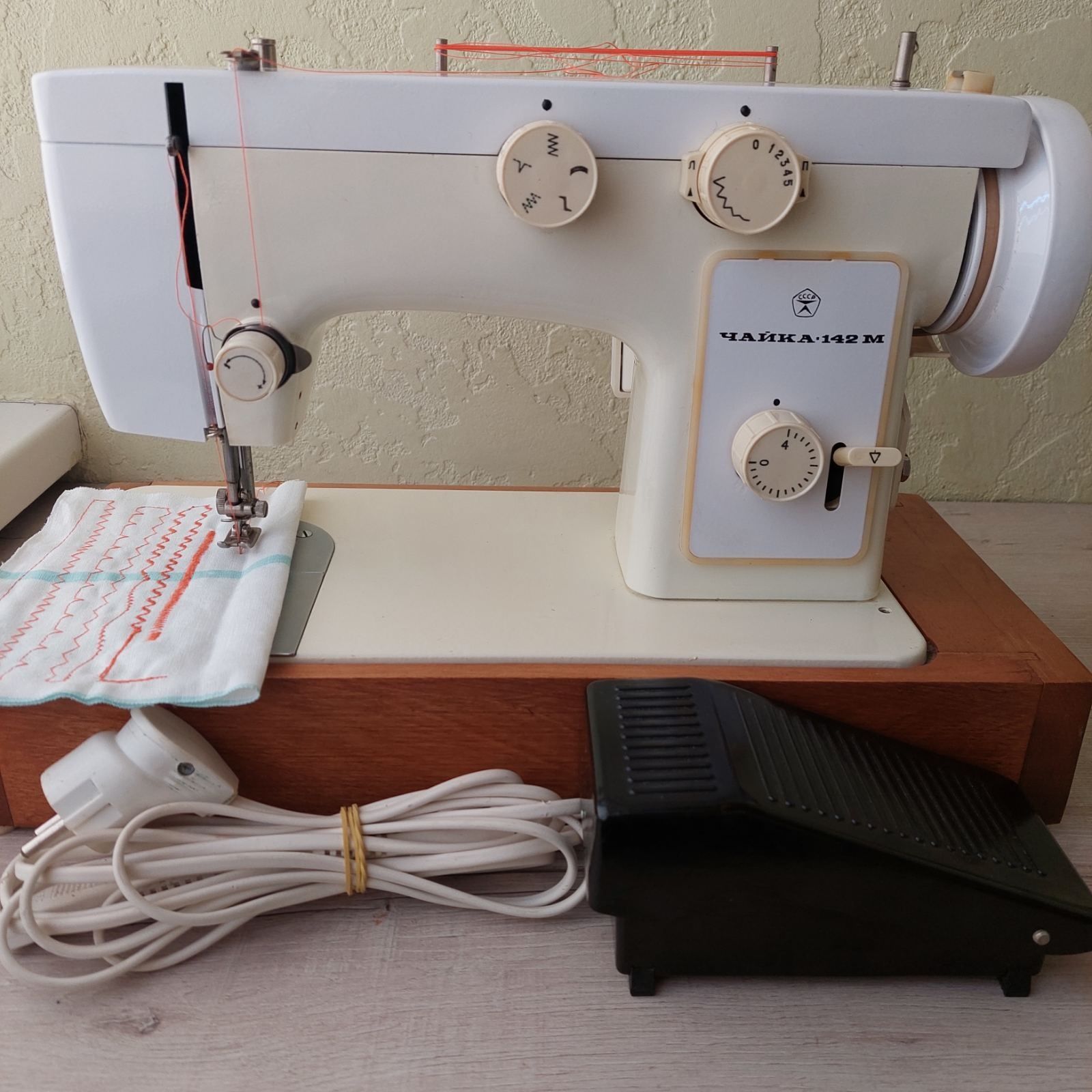 Продам швейну машинку Чайка 142М