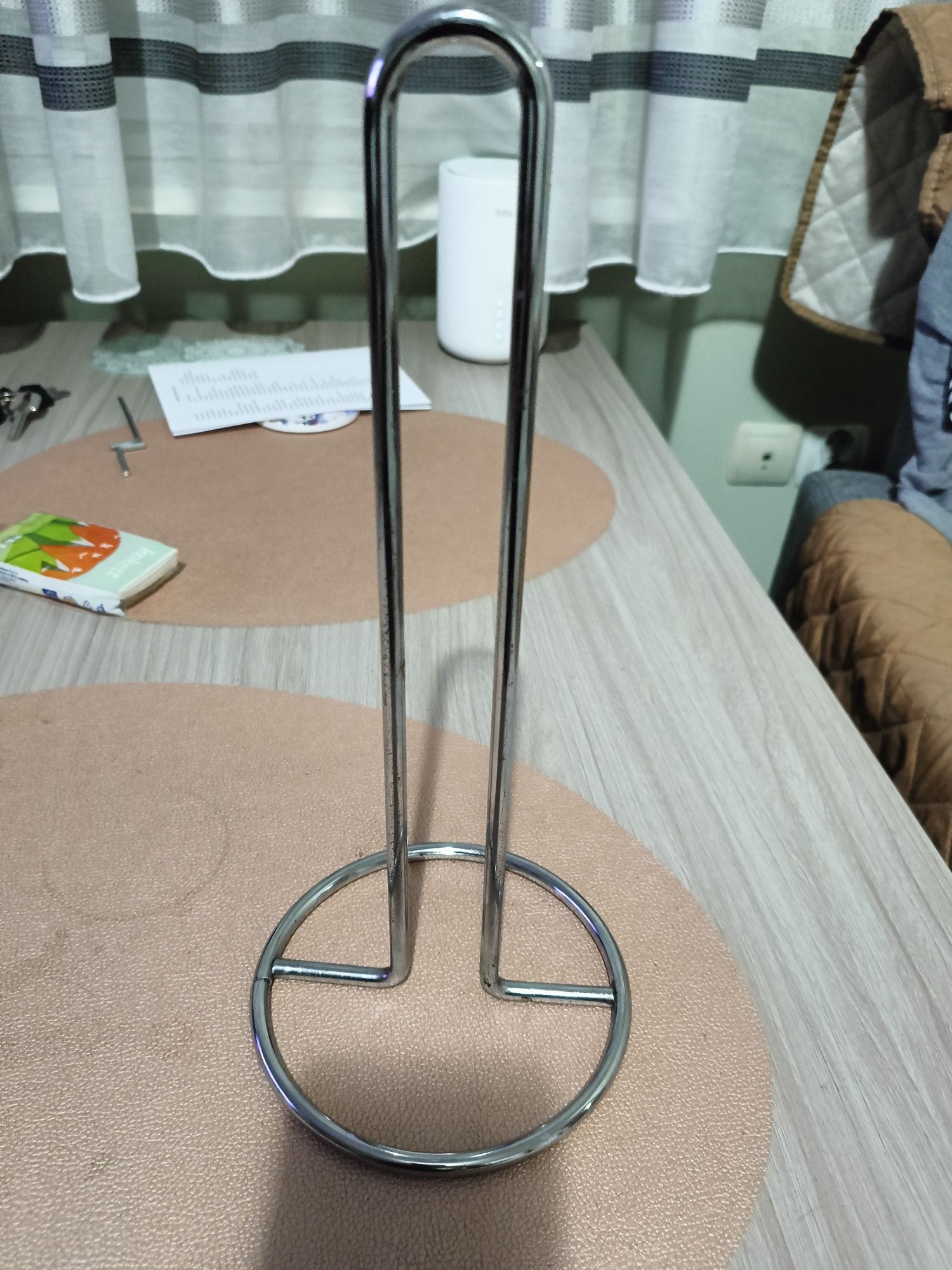 Stojak na ręcznik papierowy