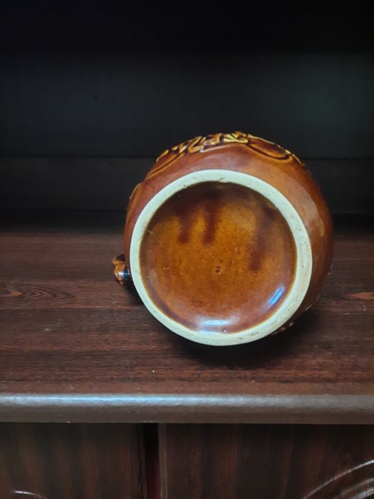 Кувшин майоліка з гронами винограду