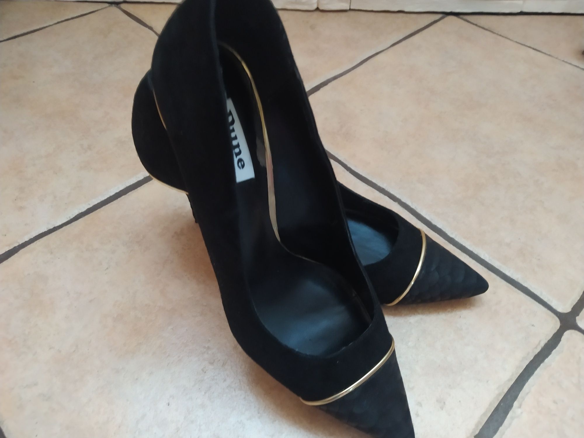 Czarne eleganckie szpilki Dune London.
