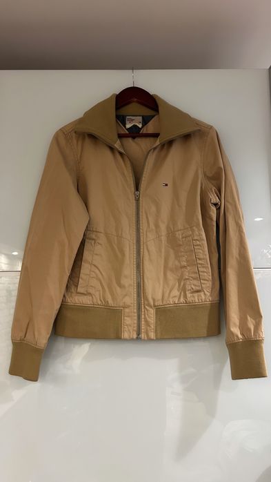 Bezowa męska kurtka bomberka jesienna na jesien Tommy Hilfiger M