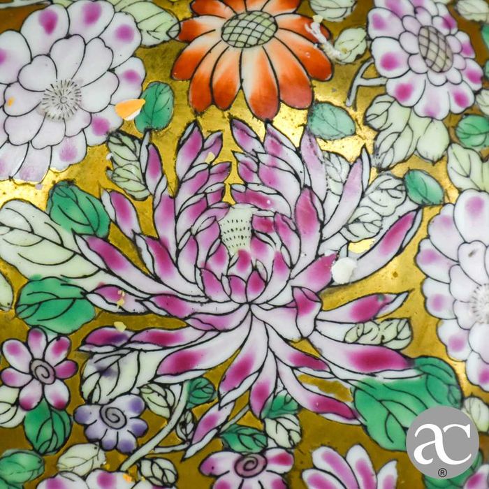 Taça China, “Mille Fleurs”, bordo flor de lótus recortado, circa 1960