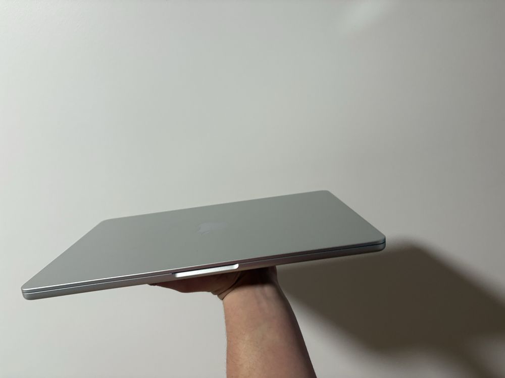 MacBook Air 13,6” com Chip M2 – Prata