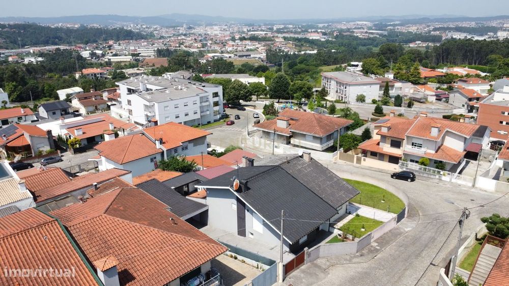 Moradia T4+1, 3 frentes, terraço, garagem - Trofa, Porto