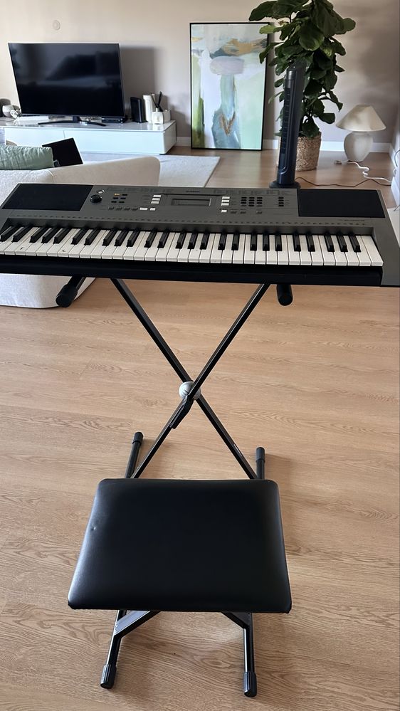 Yamaha PSR-E353 com suporte, banco e capa