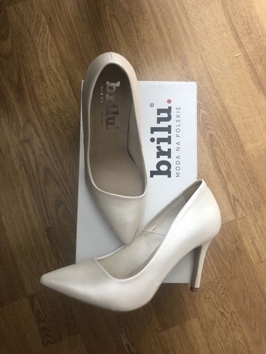 Brilu buty na szpilce perłowe 38
